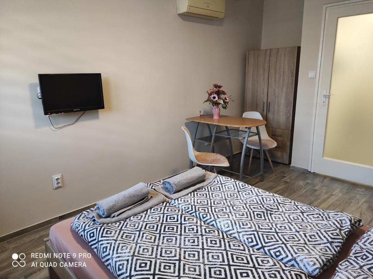 Desi Apartman Kaposvar Ngoại thất bức ảnh